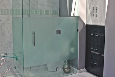 Example of a mid-sized minimalist master bathroom design in Chicago