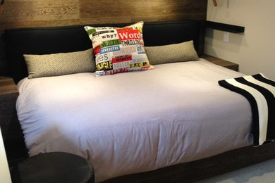 Bedroom - small transitional bedroom idea in Toronto