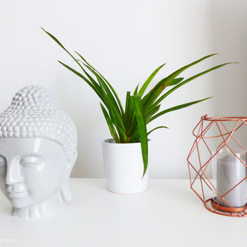 Buddha, wood, white and copper. Détails décoratifs