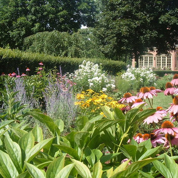 This planting design delivers color and texture throughout the growing season