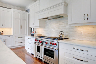 トロントにある高級な広いコンテンポラリースタイルのおしゃれなキッチン (ダブルシンク、落し込みパネル扉のキャビネット、白いキャビネット、大理石カウンター、白いキッチンパネル、大理石のキッチンパネル、シルバーの調理設備、無垢フローリング、茶色い床、白いキッチンカウンター、格子天井) の写真
