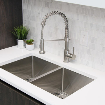 Single-Handle Pull-Down Sprayer Kitchen Faucet with Spring Design in Chrome