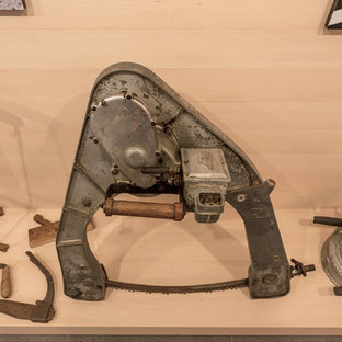 Ejemplo de sótano en el subsuelo actual, de tamaño medio, con paredes blancas, suelo de madera pintada y suelo beige