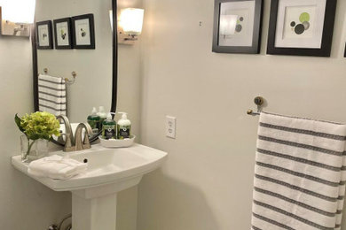 Imagen de cuarto de baño único contemporáneo pequeño con todos los baños, baldosas y/o azulejos blancas y negros, baldosas y/o azulejos de cerámica, paredes blancas, suelo con mosaicos de baldosas, aseo y ducha, lavabo con pedestal y cuarto de baño