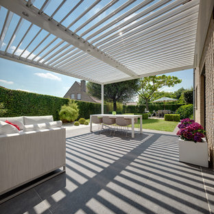 Inspiration for a modern back patio in Buckinghamshire.