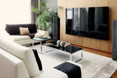 Foto de sala de estar con rincón musical abierta minimalista grande sin chimenea con paredes grises, suelo de madera clara y televisor colgado en la pared