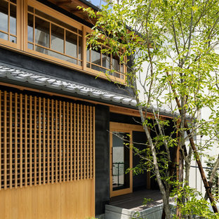 横浜の片開きドアアジアンスタイルのおしゃれな玄関ドア (グレーの壁、コンクリートの床、ガラスドア、グレーの床) の写真