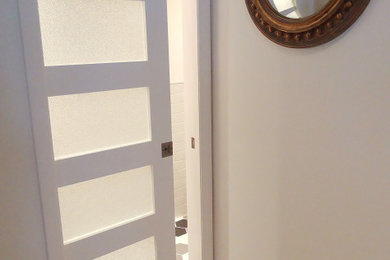 Example of a mid-century modern home design design in Montreal