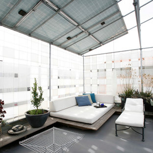 ボストンのコンテンポラリースタイルのおしゃれなデッキ (張り出し屋根) の写真