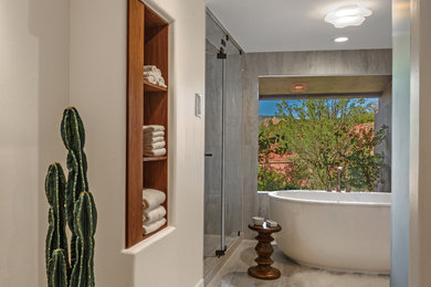 Cette photo montre une salle de bain tendance avec une baignoire indépendante, une douche d'angle et une cabine de douche à porte battante.