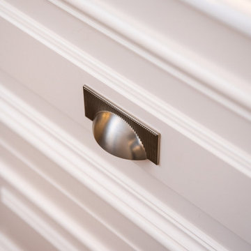 Traditional Lay-On Panelled with Large Mouldings Shaker Kitchen