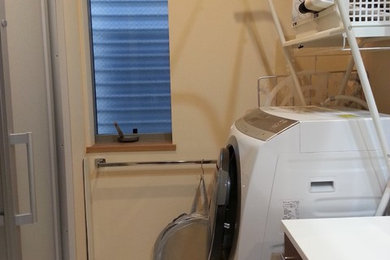 他の地域にあるおしゃれなトイレ・洗面所の写真