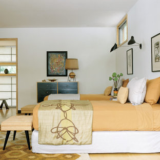 Foto de dormitorio minimalista con paredes blancas