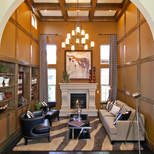 Mediterranes Wohnzimmer mit brauner Wandfarbe in Denver