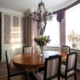 Пример оригинального дизайна: гостиная-столовая среднего размера в классическом стиле с фиолетовыми стенами и темным паркетным полом без камина