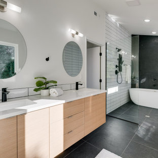 Idee per un'ampia stanza da bagno padronale moderna con ante lisce, doccia aperta, top in quarzo composito, due lavabi e mobile bagno incassato