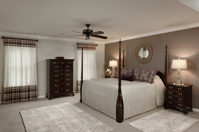 Modelo de dormitorio principal tradicional renovado con paredes grises