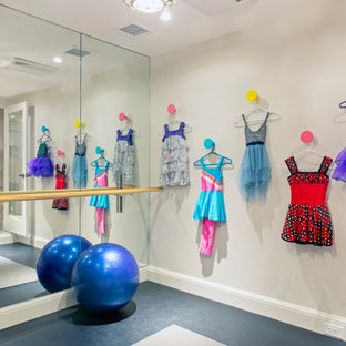 ボストンの中サイズのトランジショナルスタイルのおしゃれな多目的ジム (白い壁、青い床) の写真