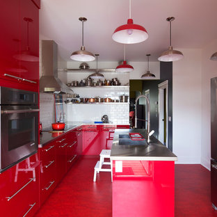 Inspiration pour une grande arrière-cuisine design en L avec des portes de placard rouges, une crédence blanche, une crédence en carrelage métro, un électroménager en acier inoxydable, un évier 2 bacs, un placard à porte plane, un plan de travail en inox et un îlot central.