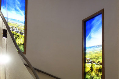 Glasdrucke mit LED Hinterleuchtung im Treppenhaus