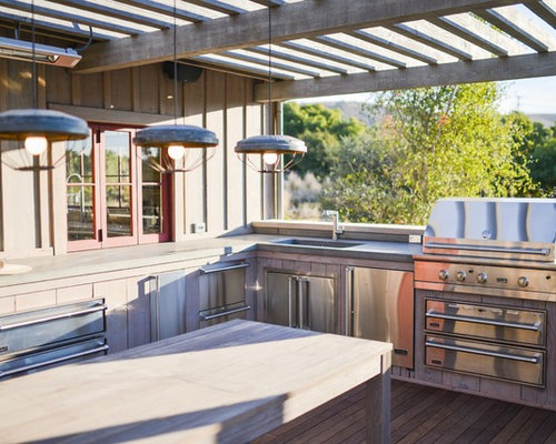 Farmhouse Deck Design Ideas, Remodels & Photos