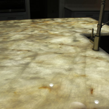 Kitchen island lit Onyx Countertop