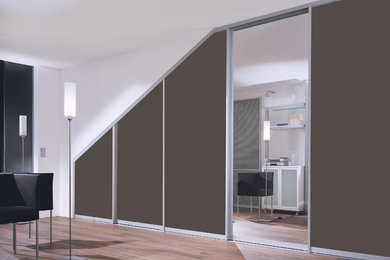 Großes, Offenes Modernes Wohnzimmer mit weißer Wandfarbe, gebeiztem Holzboden und braunem Boden in Sonstige