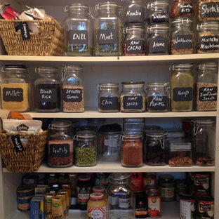 Small traditional kitchen pantry ideas - Example of a small classic single-wall kitchen pantry design in Miami