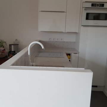 Cuisine avec plan de travail et crédences en quart Silestone Lyra
