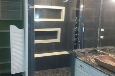 ダラスにある高級なコンテンポラリースタイルのおしゃれな浴室 (コーナー設置型シャワー) の写真