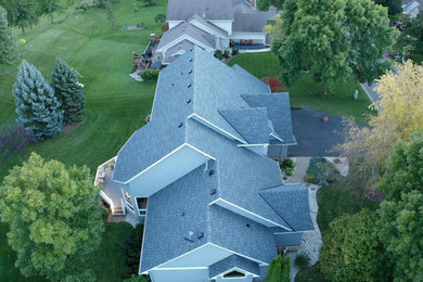 Foto de fachada de casa gris actual con tejado de teja de madera