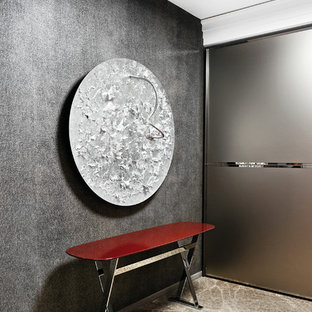 Удачное сочетание для дизайна помещения: прихожая в современном стиле с серыми стенами и бежевым полом - самое интересное для вас