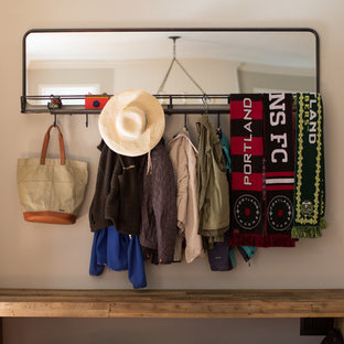 Inspiration för mellanstora eklektiska entréer, med beige väggar och ljust trägolv