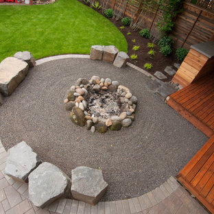 Kleiner Stilmix Garten hinter dem Haus mit Feuerstelle und Natursteinplatten in Portland