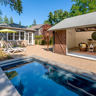 Country Pool mit Kies in rechteckiger Form mit Poolhaus in San Francisco
