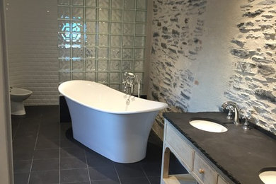 Aménagement d'une salle de bain contemporaine.