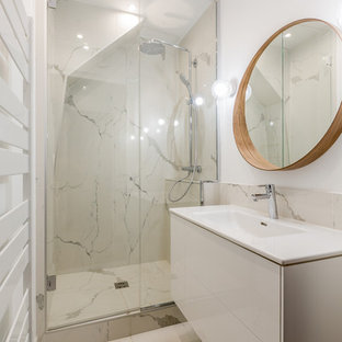 Aménagement d'une petite salle de bain principale contemporaine avec une douche à l'italienne, un carrelage blanc, du carrelage en marbre, un mur blanc, un sol en marbre, une grande vasque, une cabine de douche à porte battante et un plan de toilette blanc.