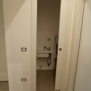 Hauswirtschaftsraum mit Ausgussbecken und Waschmaschine und Trockner
