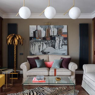 На фото: гостиные комнаты в стиле фьюжн с коричневыми стенами, темным паркетным полом и коричневым полом