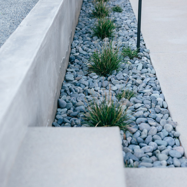 75 MidCentury Modern Rock Landscaping Ideas You'll Love August, 2022