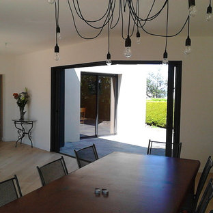 レンヌの広いモダンスタイルのLDKの画像 (白い壁、淡色無垢フローリング)