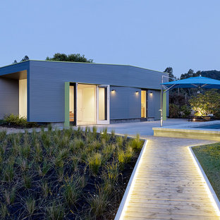 Foto på en funkis pool, med trädäck