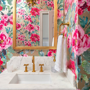 Imagen de aseo tradicional renovado con armarios con paneles con relieve, puertas de armario azules, paredes multicolor, lavabo bajoencimera y encimeras blancas