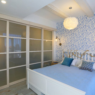 Kleines Maritimes Schlafzimmer mit bunten Wänden, Porzellan-Bodenfliesen und türkisem Boden in Sonstige