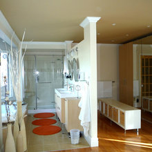 guestroom & half wall btwn bath