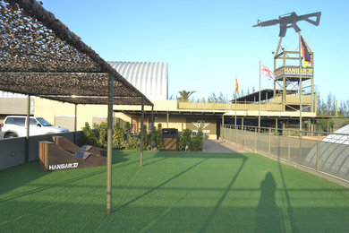 Diseño de pista deportiva descubierta minimalista extra grande en patio lateral con exposición parcial al sol