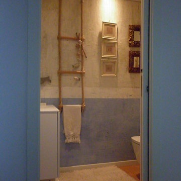 Decorazione materica della parete di un bagno