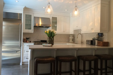Example of a classic kitchen design in Toronto