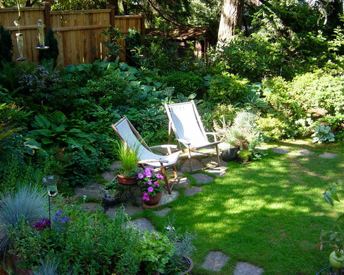 Cozy Garden Sitting Area | Houzz
