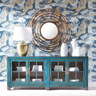 Exempel på en mellanstor eklektisk foajé, med flerfärgade väggar, heltäckningsmatta och beiget golv